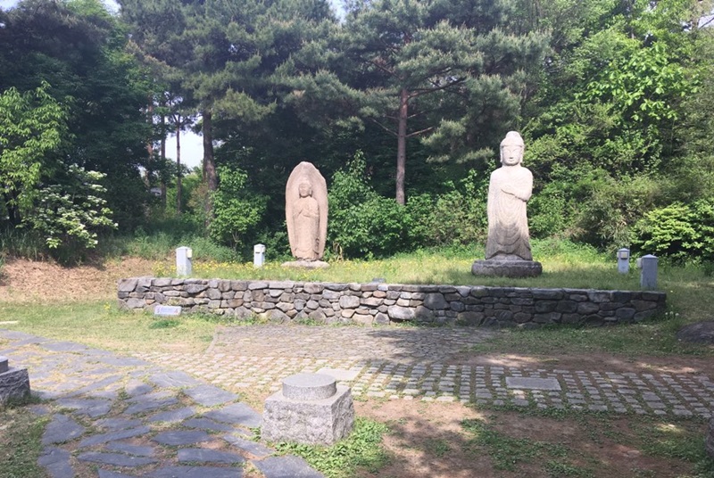 Jardines que rodean el Museo Nacional de Corea, en donde puedes encontrar áreas de descanso, esculturas, fuentes y cascadas.